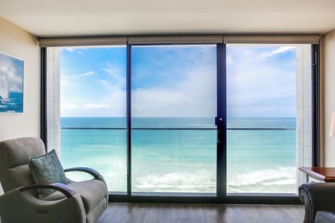 Ceiling to floor ocean view!