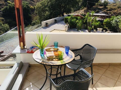 Balcony with lovely pergola and open views  to the sea, mountain and garden!