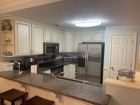 Latitude Adjustment 319 - Kitchen & Breakfast Bar