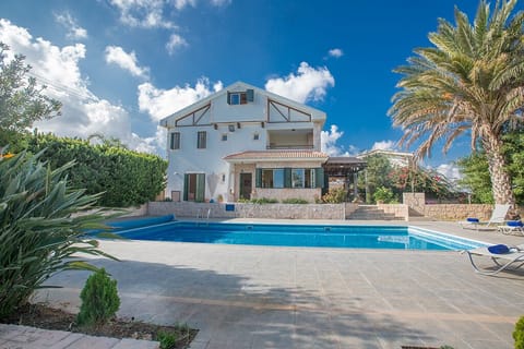 Villa Joely, Beautiful and Luxury 5BDR Protaras Villa with Private Pool