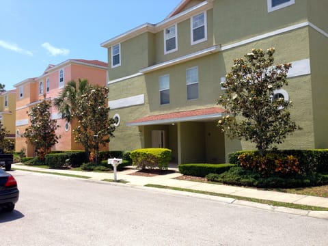 Townhouse has mailbox right out front