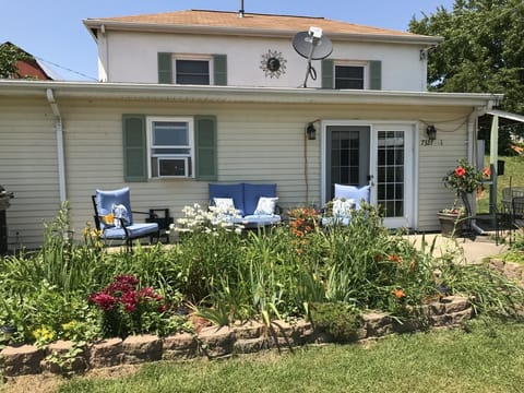 2 bedroom Lake Front cottage
