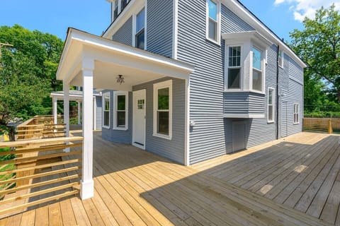 "I can't recommend this place more highly. I stayed in this apartment as part of a long weekend work / fun trip. It's a great value for the location, size, and number of beds. There are some nice cafes, restaurants, and bars nearby" - John, 5 Star Review