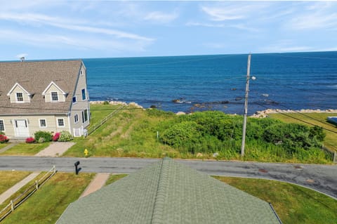Great Ocean View with walkway access to Rocky Shoreline.