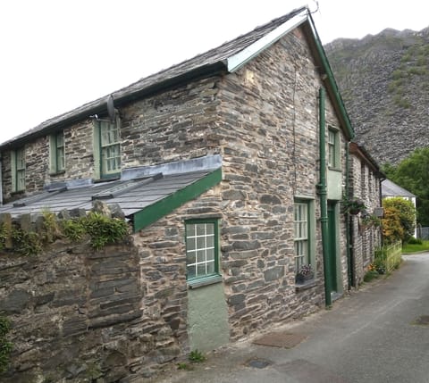 Exterior of Ty Hen with walks straight into the mountains.