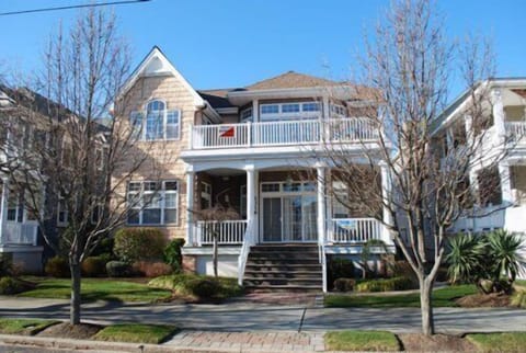 1318 Wesley Ave. 2nd Floor