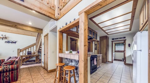 Living room./entry opens to kitchen