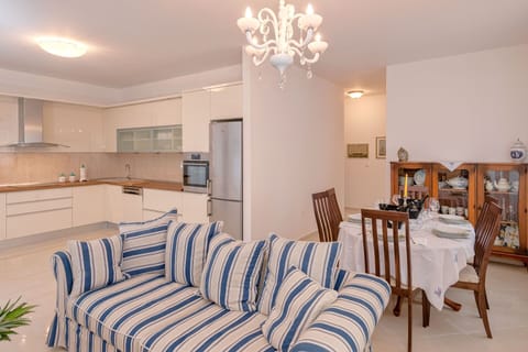 living room with fully equipped kitchen including all appliances