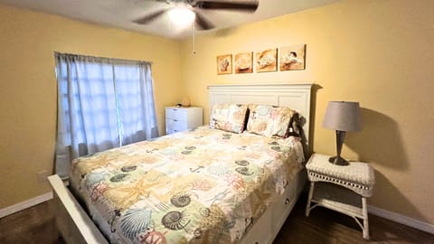 Sleeps up to 4 -  2 Queen bedrooms · 1 bathroom