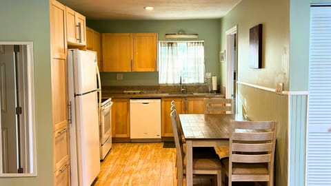 Features: Full kitchen equipped with a stove/oven, fridge, microwave, and coffee maker.