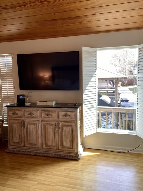 Master Bedroom TV
w/ 65” TV
Cable TV