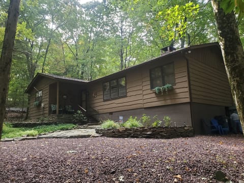 spacious cabin located within walking distance to lake, park and golf course.