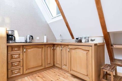 Modern, fully equipped kitchenette. 