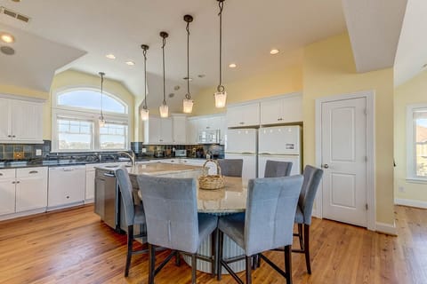 Top-Level Kitchen with Bar (seats 6)