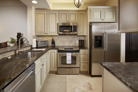 Beautiful, Fully Furnished Kitchen
