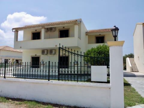 Welcome to our studio and apartment complex of 4 units, for up to 12 guests