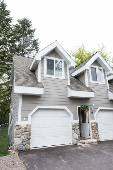 Exterior showing Gables of the rental.