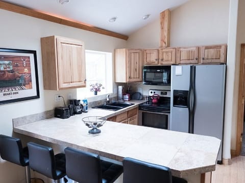 Breakfast Bar and Kitchen