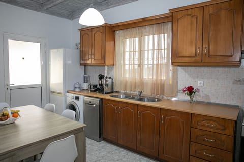 Maria’s House Arillas Corfu- kitchen and dining area