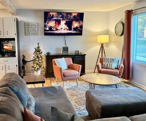 Welcome to the Nash Nest!! Relax and enjoy Nashville. Upstairs living room