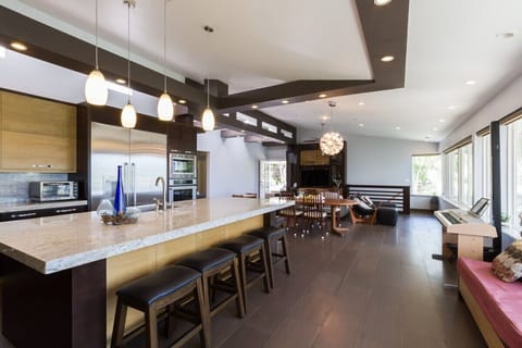 Seating for 6 at the kitchen counter.