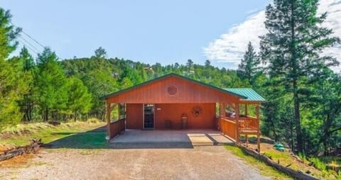 NM Mountain Pine Cabin welcomes you