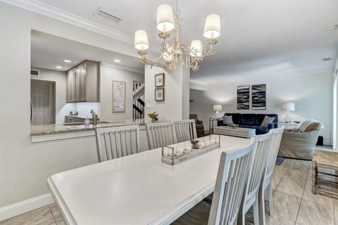 Dining Area with Seating for Six at the Table