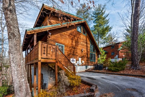 Private cabin enveloped by nature, minutes from Gatlinburg with hot tub