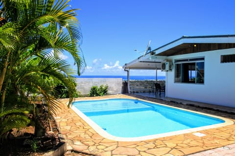 Pool with sea view, ideal for family moments