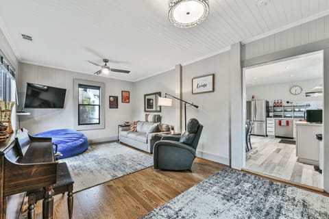 View as you enter. Living room has a new 50" LG TV and an electric lounger