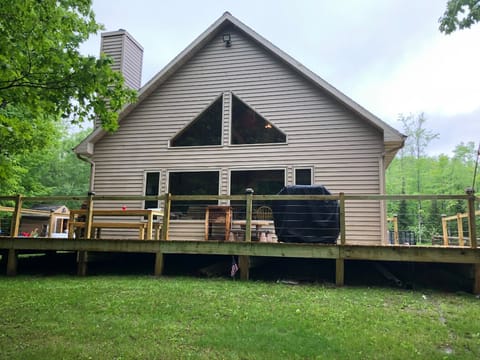 Enjoy the peace and quite in an outdoor paradise only minutes from Norway, MI. 