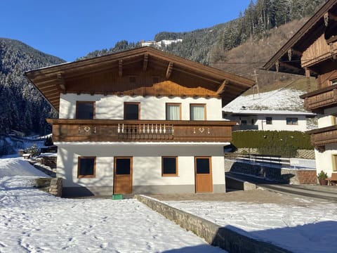Building, Mountain, Property, Sky, Window, Snow, Blue, House, Tree, Slope