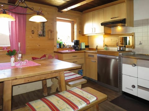 Countertop, Furniture, Room, Kitchen, Cabinetry, Property, Building, Interior Design, Sink, House