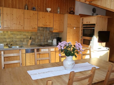 Flower, Cabinetry, Plant, Property, Furniture, Countertop, Kitchen Sink, Sink, Wood, Tap