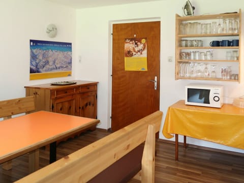 Table, Furniture, Picture Frame, Property, Building, Wood, Interior Design, Desk, Floor, Flooring