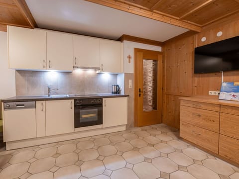 Flooring, Wood, Floor, Interior Design, Ceiling, Cabinetry, Countertop, Kitchen, Room, Drawer