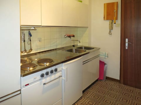 Kitchen Sink, Cabinetry, Sink, Countertop, Tap, Building, Kitchen, Kitchen Stove, Kitchen Appliance, Wood