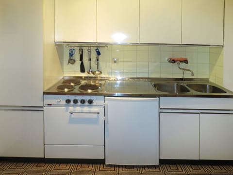 Kitchen Sink, Cabinetry, Tap, Sink, Plumbing Fixture, Countertop, Building, Kitchen, Interior Design, Kitchen Appliance