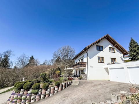 Building, Window, House, Home, Residential Area, Cottage, Architecture, Roof, Driveway, Estate