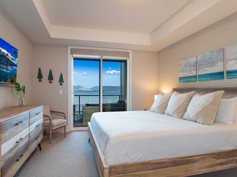 Condo 7203 - Master Bedroom with Lake View