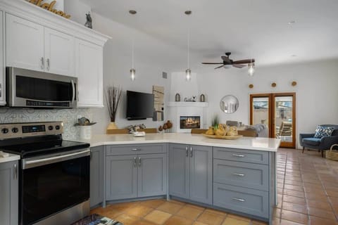 Open concept fully stocked new kitchen with quartz counters.