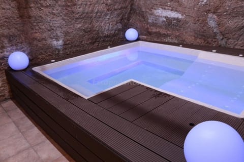 Indoor spa tub