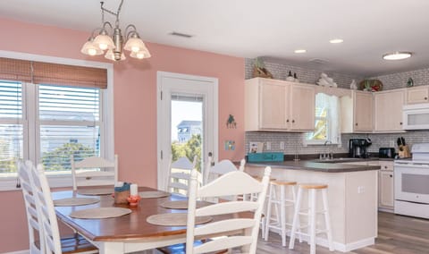 Kitchen & Dining Area