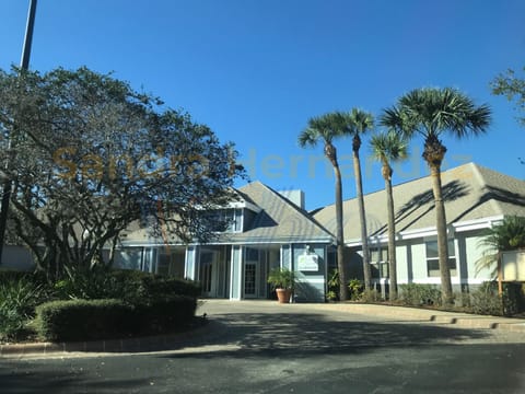 Clubhouse: a comfy spot with tables, chairs, and internet