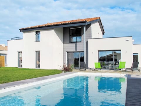 Water, Cloud, Sky, Property, Plant, Swimming Pool, Azure, Blue, Shade, Window