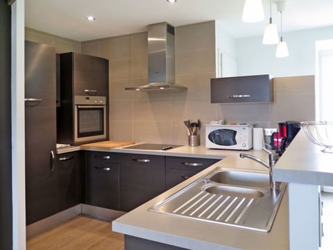 Countertop, Room, Kitchen, Property, Cabinetry, Furniture, Sink, Interior Design, Building, Floor