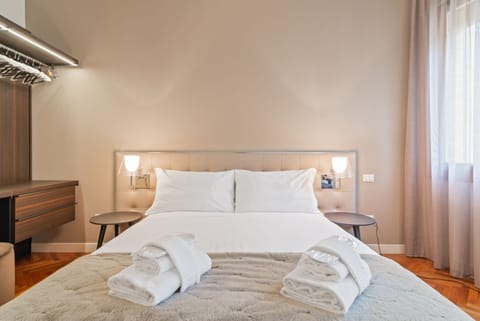 Exclusive apartment perfect for 4 guests located in the very center of Padua, in the luxury shopping street, immersed in the magic of the squares, a stone's throw from the Scrovegni Chapel, the Bo, the Palazzo della Ragione, the Duomo and 15 minutes wa Apartment in Padua