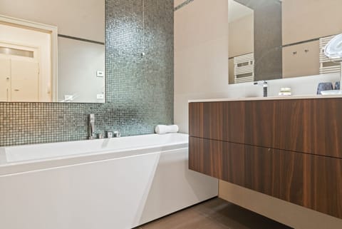 Exclusive apartment perfect for 4 guests located in the very center of Padua, in the luxury shopping street, immersed in the magic of the squares, a stone's throw from the Scrovegni Chapel, the Bo, the Palazzo della Ragione, the Duomo and 15 minutes wa Apartment in Padua