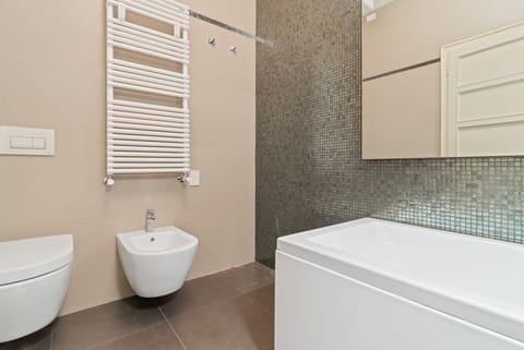 Exclusive apartment perfect for 4 guests located in the very center of Padua, in the luxury shopping street, immersed in the magic of the squares, a stone's throw from the Scrovegni Chapel, the Bo, the Palazzo della Ragione, the Duomo and 15 minutes wa Apartment in Padua