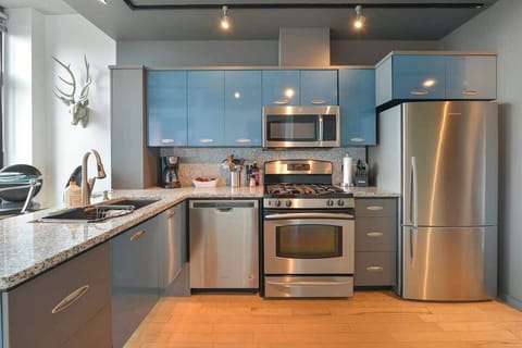 Fully equipped modern kitchen.
